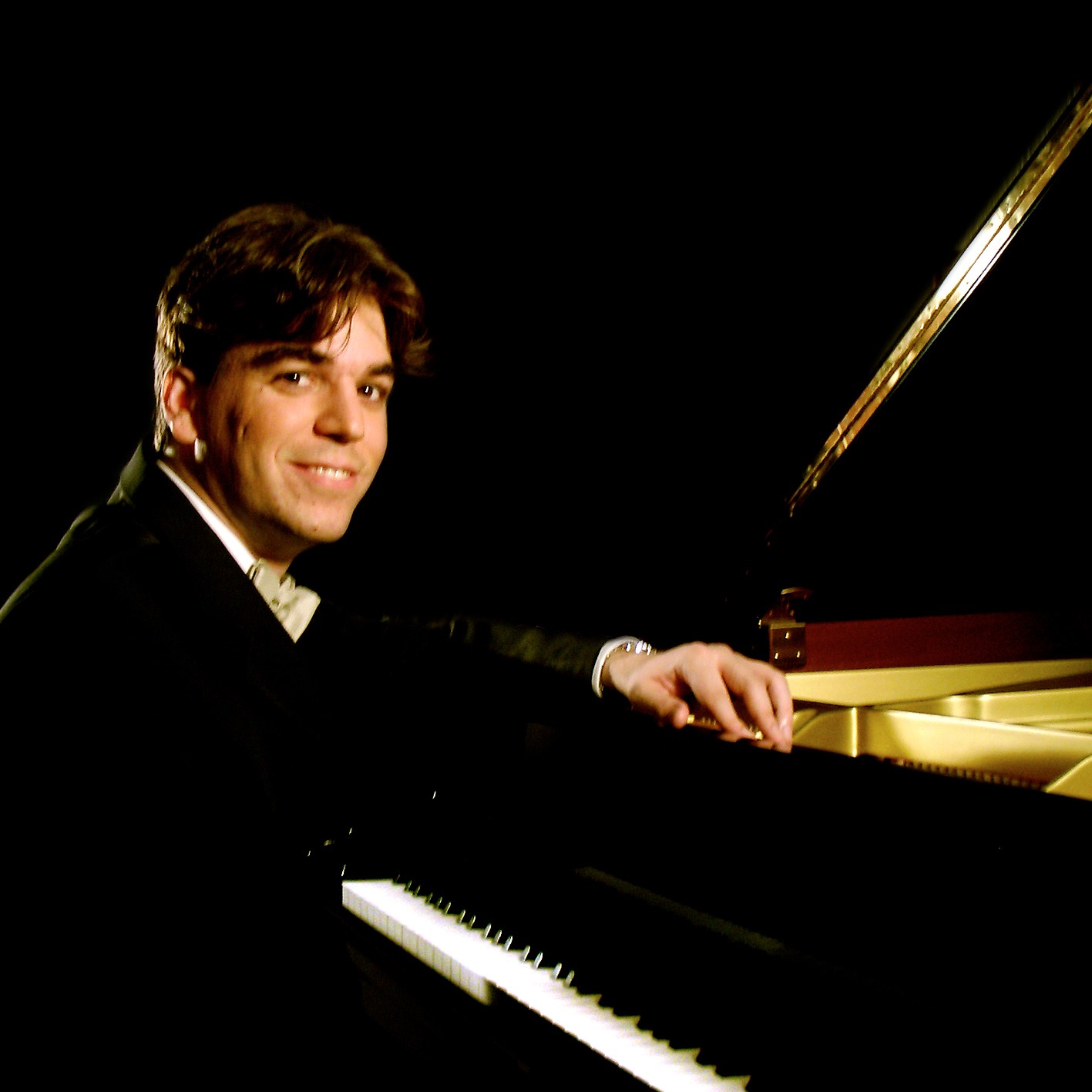 R�gulo Martinez, piano.  Photo provided by R�gulo Martinez.